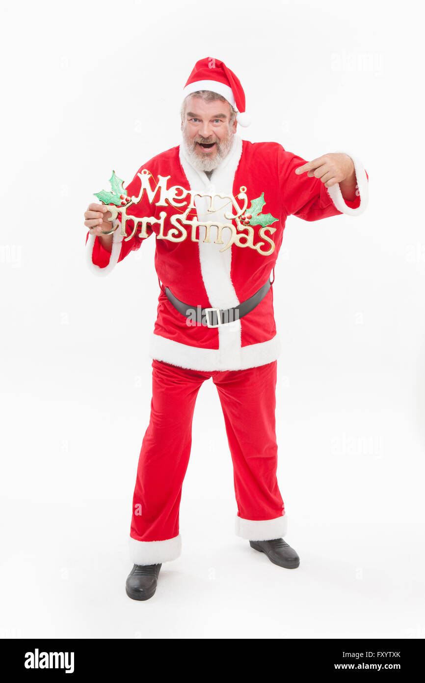 Lächelnden Weihnachtsmann in seinem späten Vierzigern stehen und halten eine Weihnachts-Dekoration darauf starrte auf Vorderseite Stockfoto