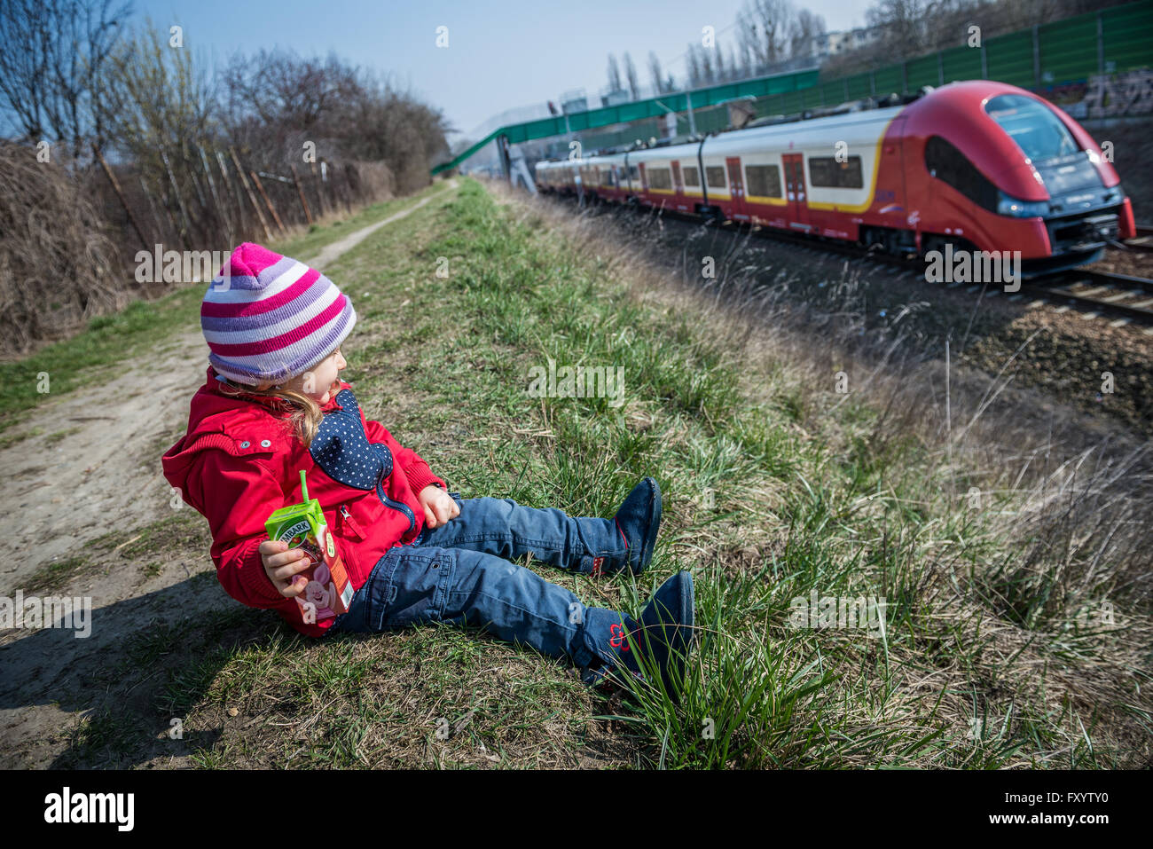 drei Jahre altes Mädchen betrachten schnell die Stadtbahn Zug in Warschau, Polen Stockfoto