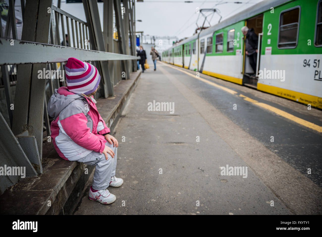 drei Jahre altes Mädchen Blick auf Zug o Westbahnhof in Warschau, Polen Stockfoto