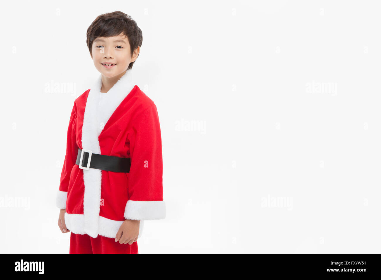 Lächelnde junge in Santas Kleidung starrte auf Vorderseite Stockfoto