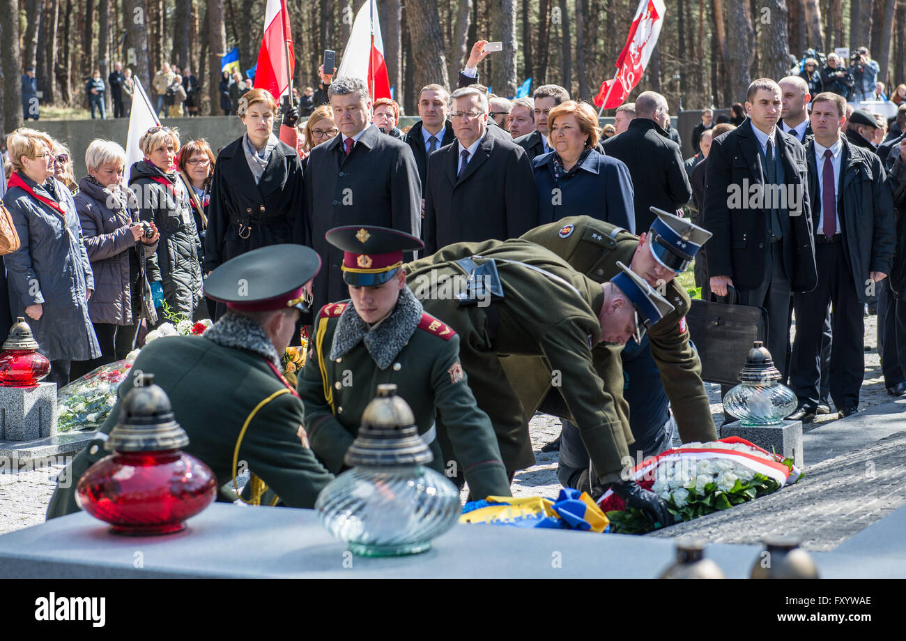 Präsident von Polen und Ukraine B. Komorowski und s. Poroschenko während der 75. Jahrestag der Massaker von Katyn an Bykivnia Graves Stockfoto
