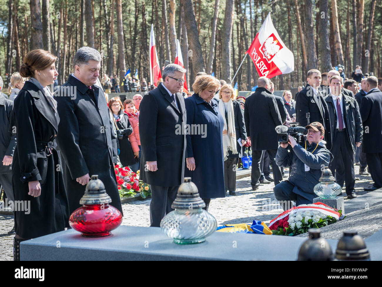 Präsident von Polen und Ukraine B. Komorowski und s. Poroschenko während der 75. Jahrestag der Massaker von Katyn an Bykivnia Graves Stockfoto
