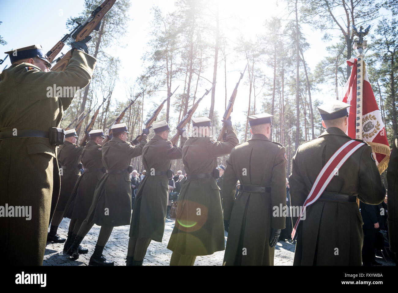 Polnische Soldaten feuern Salut während der 75. Jahrestag der Massaker von Katyn am Bykivnia Gräber nationalen historischen Denkmal, Ukraine Stockfoto