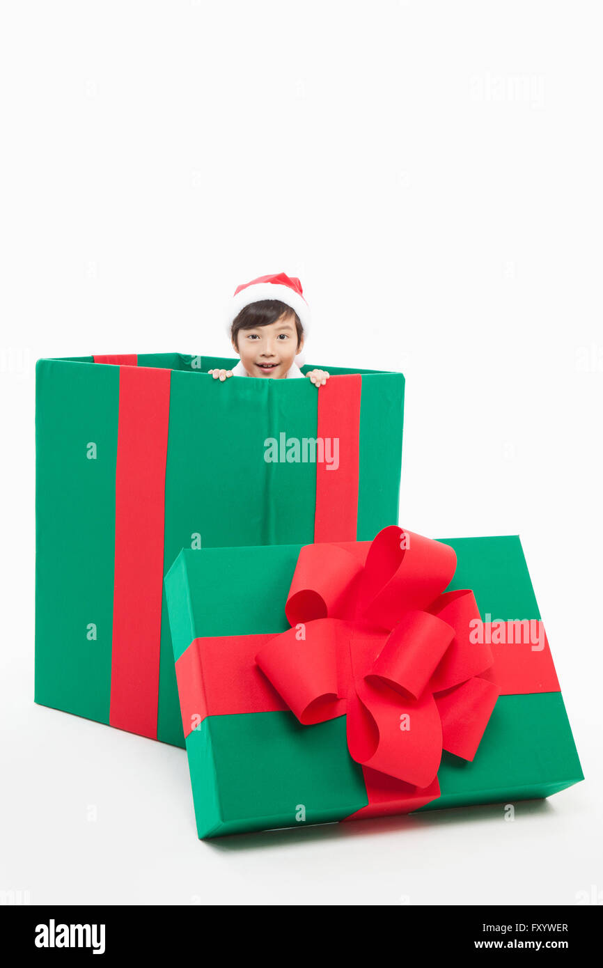 Porträt des lächelnden jungen in eine große Geschenkbox starrte auf Vorderseite Stockfoto