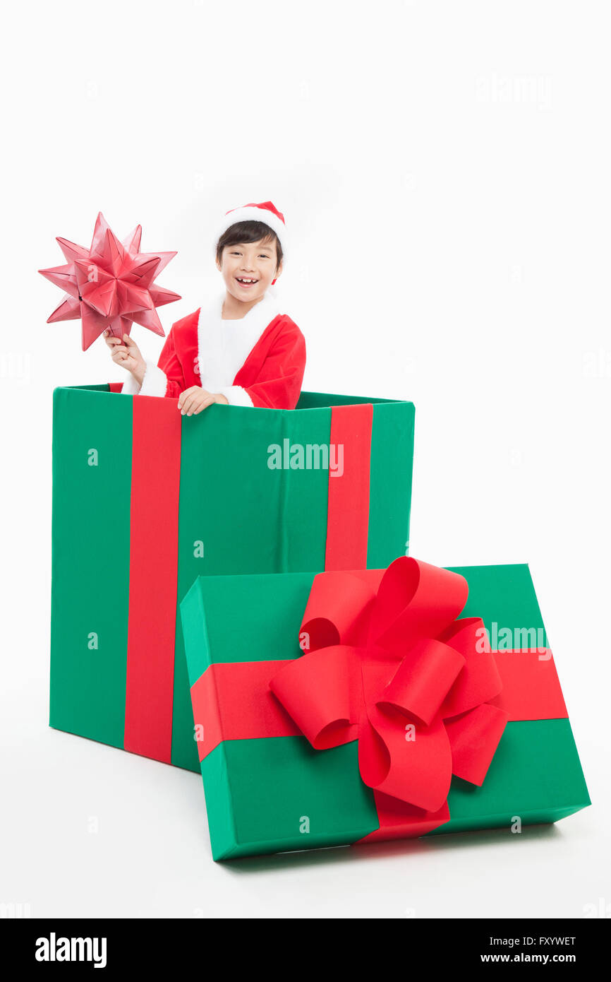 Porträt des lächelnden jungen hält eine Weihnachts-Dekoration in einer großen Geschenkbox starrte auf Vorderseite Stockfoto