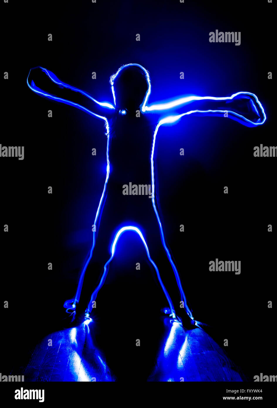 Blaue menschliche Figur. Speedpainting Licht. Frieren Sie Licht. Stockfoto