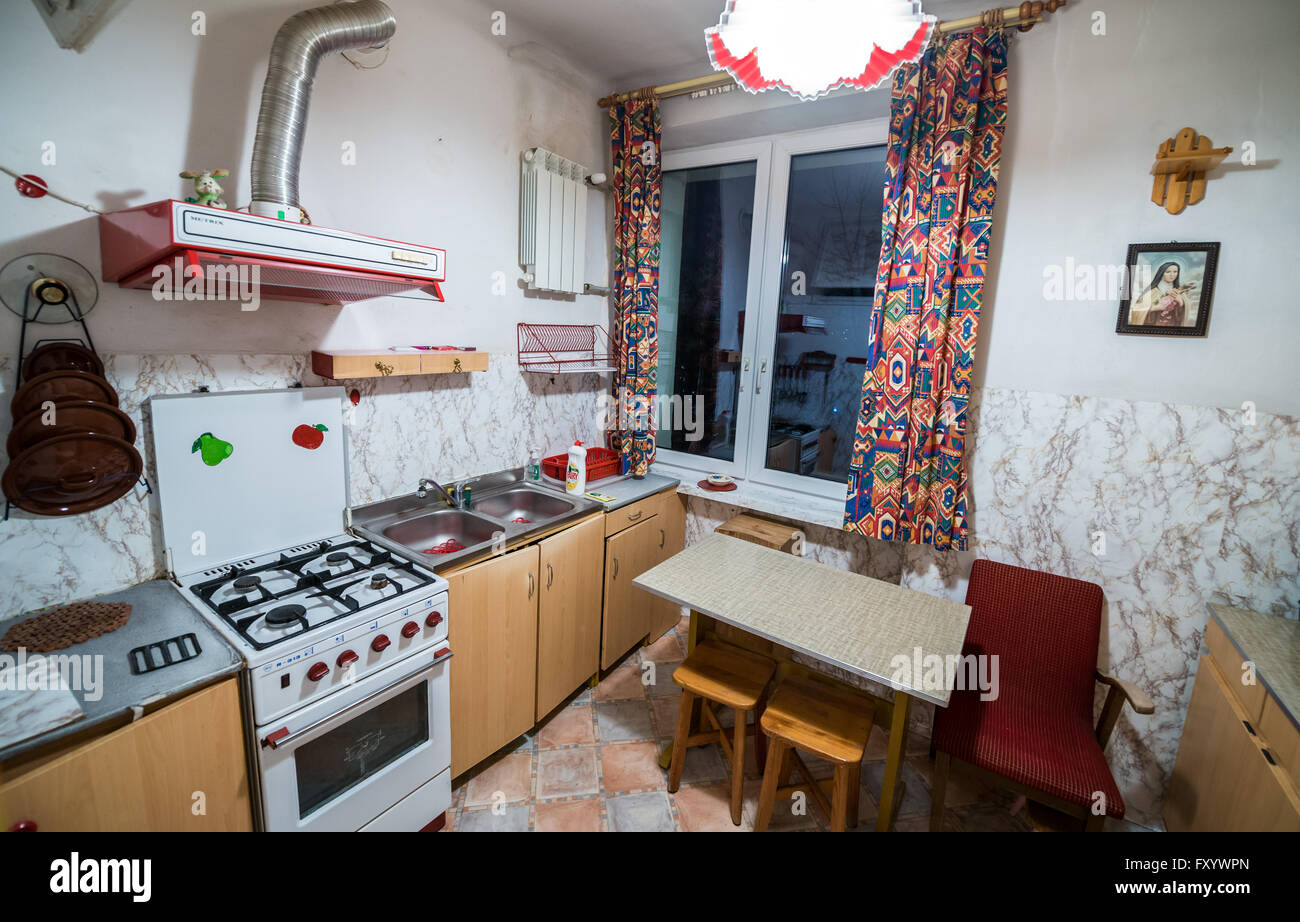 Innere der Leistungsfähigkeits-Wohnung Küche eingerichtet, in den späten Achtzigern und Neunzigern in Warschau, Polen Stockfoto