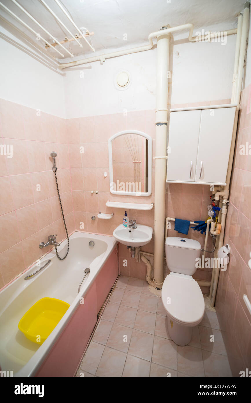Die Leistungsfähigkeits-Wohnung-Badezimmer eingerichtet in den späten  Achtzigern und Neunzigern in Warschau, Polen Stockfotografie - Alamy