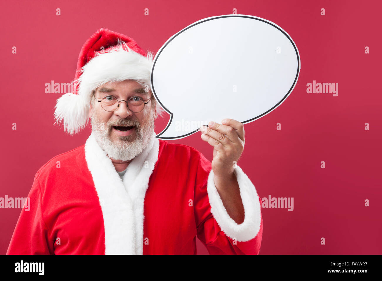 Porträt des Lächelns Santa hält eine Sprechblase starrte auf Vorderseite Stockfoto