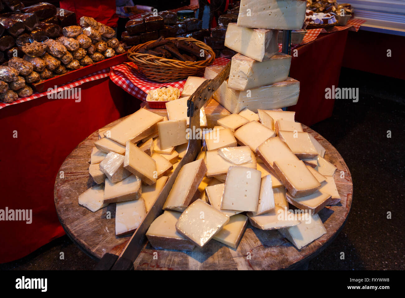Verkauf von Käse in einer Straße von Salzburg, Österreich Stockfoto