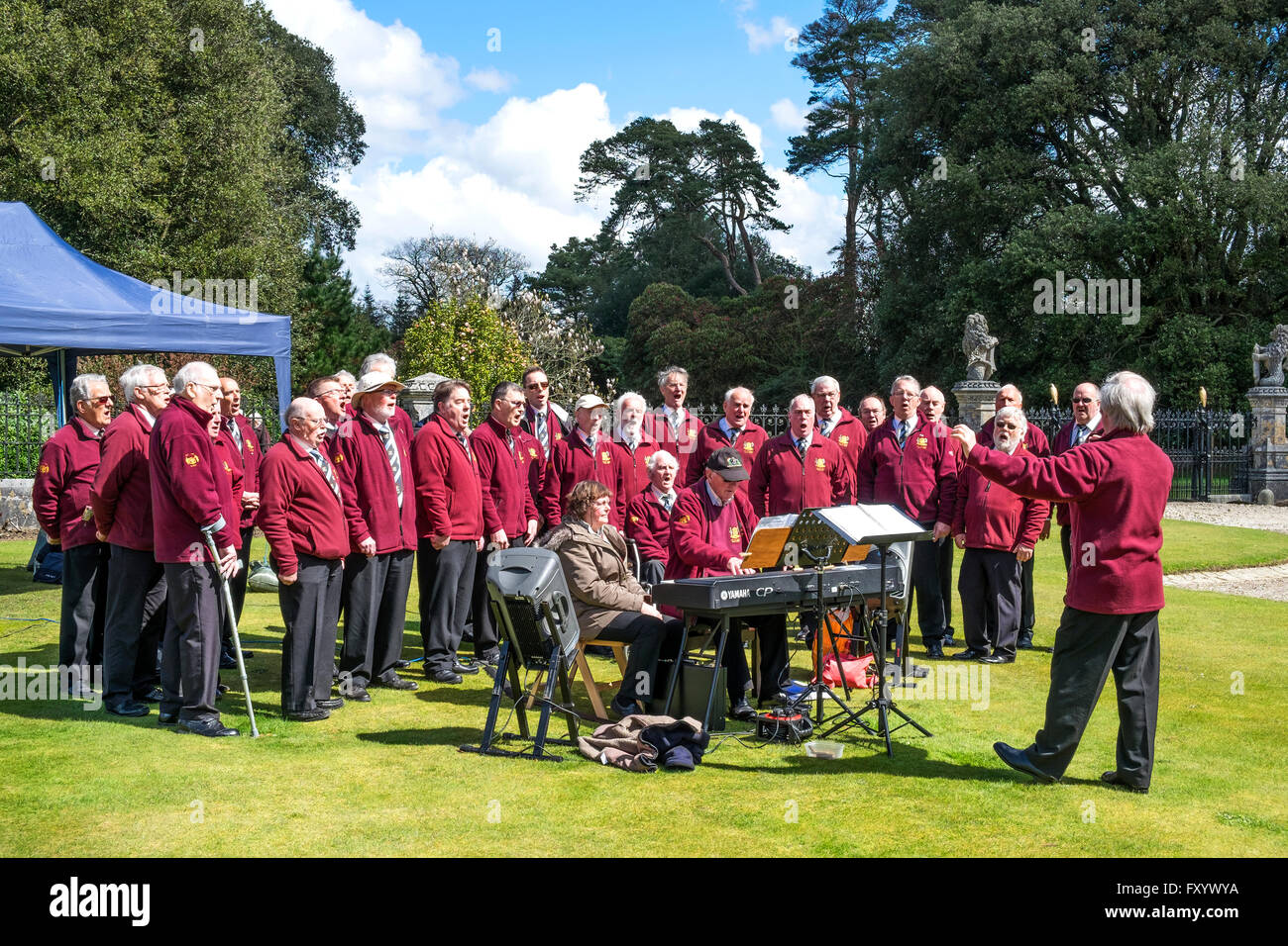 Truro Männerchor bei einer Outdoor-Veranstaltung in Cornwall, Großbritannien Stockfoto