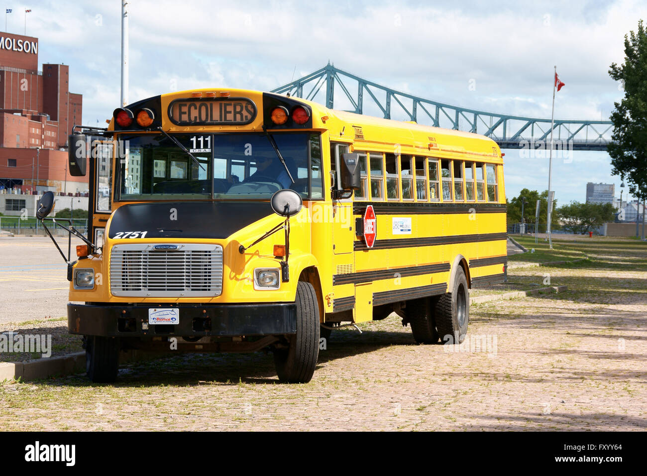 Montreal, Kanada - 18. August 2008: Schulbus mit Fahrer auf einem Parkplatz am Quai de l ' Horloge an einem bewölkten Sommertag erwartet. Stockfoto