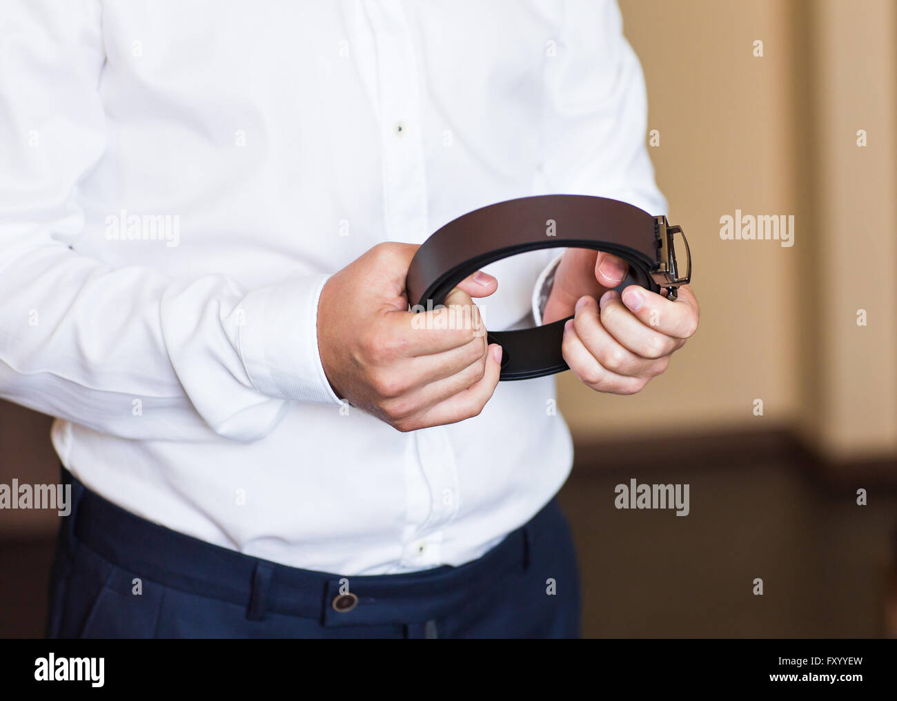 Mann mit Gürtel-Nahaufnahme Stockfoto