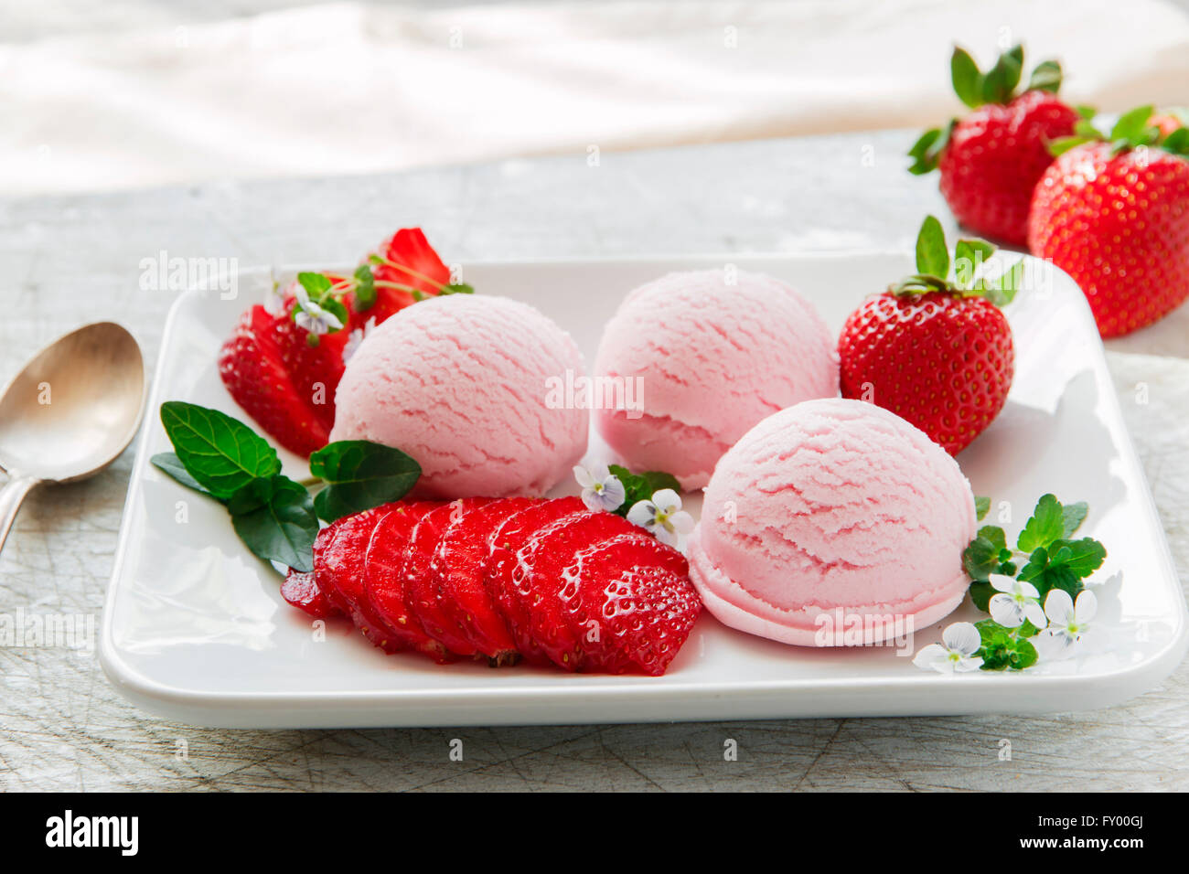 Kugel Erdbeereis mit frischen Erdbeeren Stockfoto