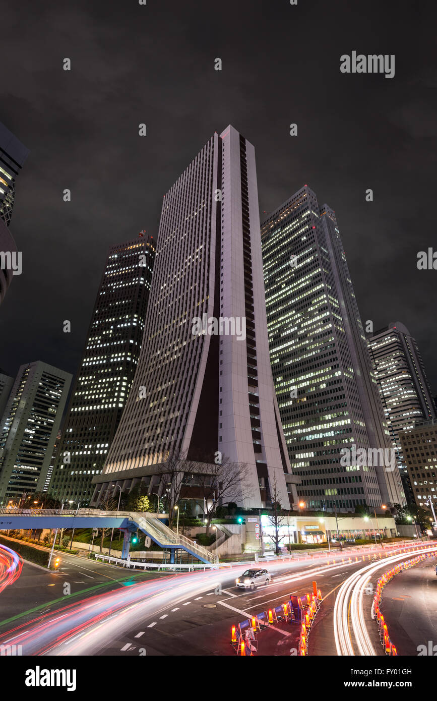 Ansicht der Wolkenkratzer Nisei-Shinjuku nachts, Tokyo, Japan Stockfoto