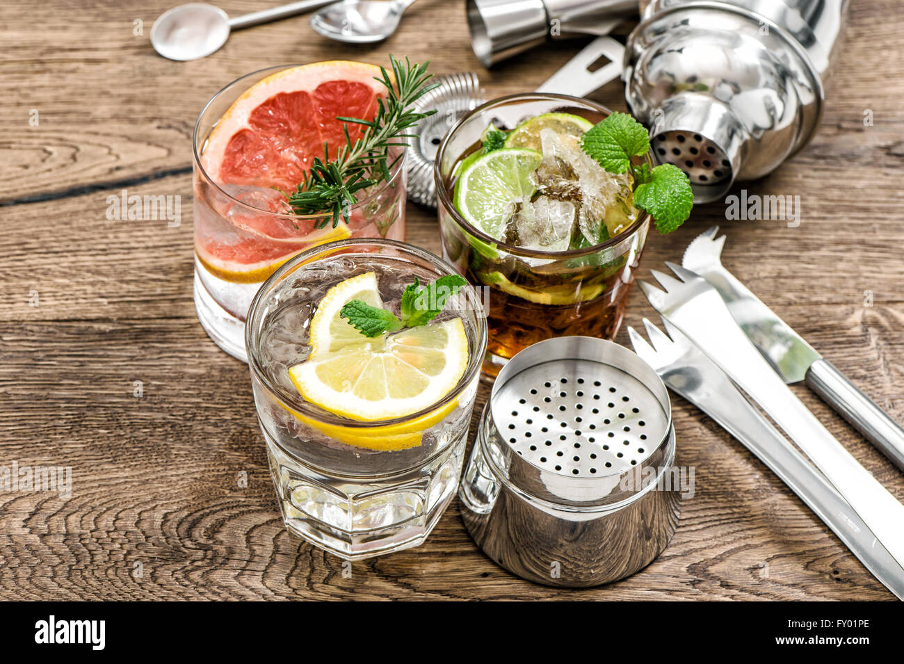 Fruchtsaftgetränke mit Eis. Cocktail machen Werkzeuge, Shaker, Gläser, Minze Stockfoto