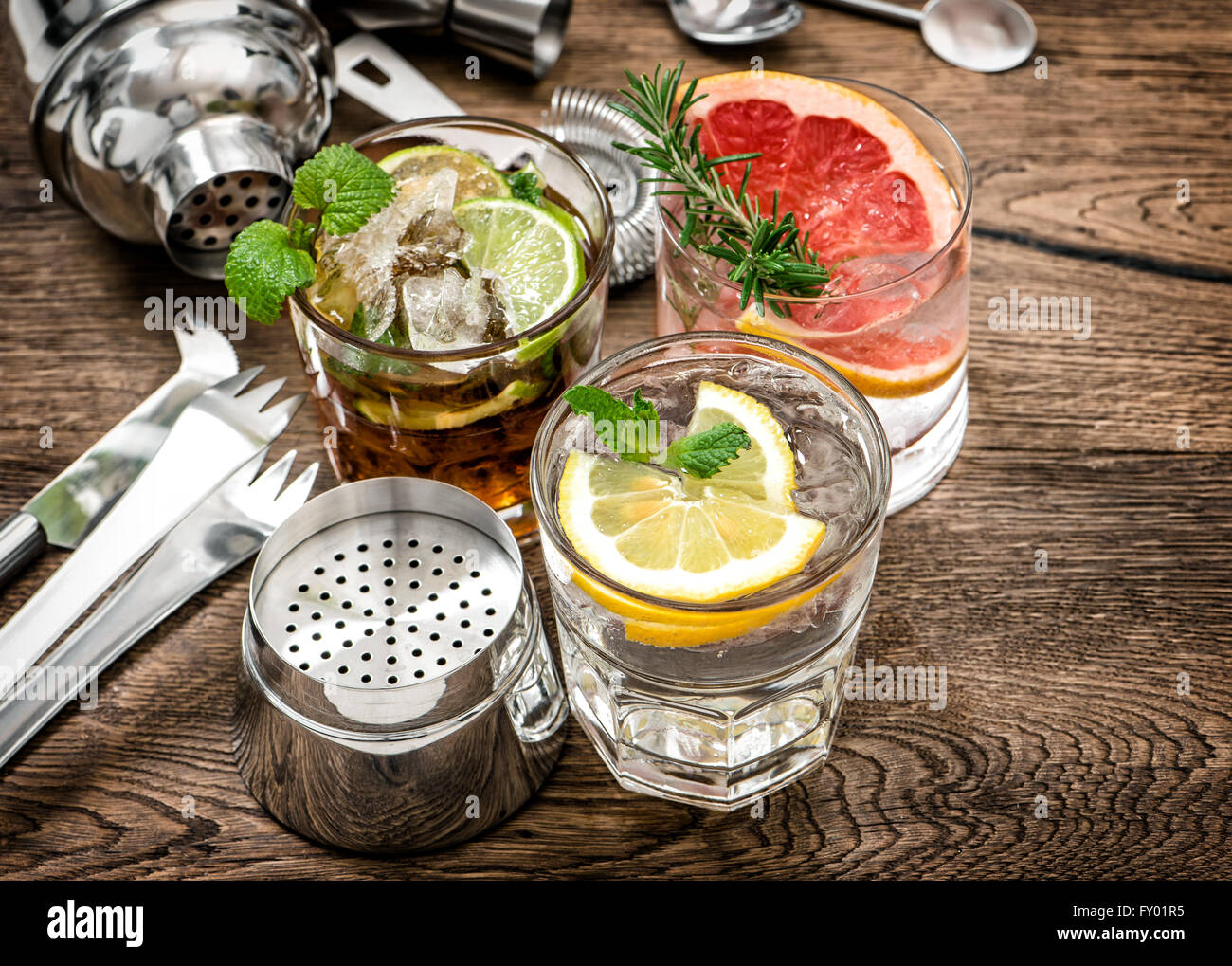 Fruchtsaftgetränke mit Eis. Cocktail bar Tools, Shaker, Gläser machen, Blätter Minze. Vintage getönten Bild Stockfoto
