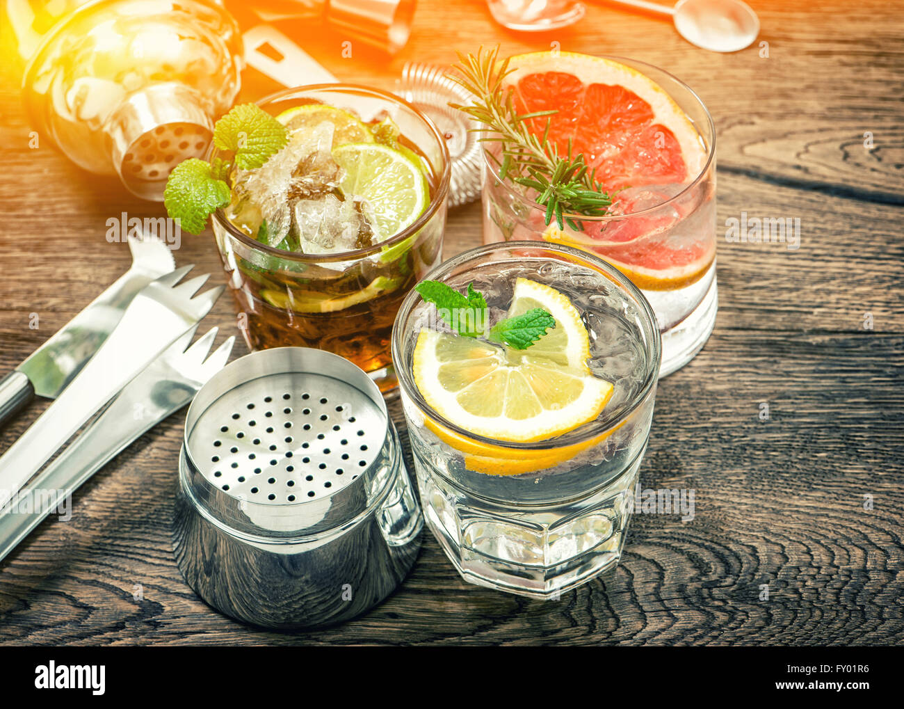Fruchtsaftgetränke mit Eis. Cocktail bar Werkzeuge machen. Vintage getönten Bild Stockfoto