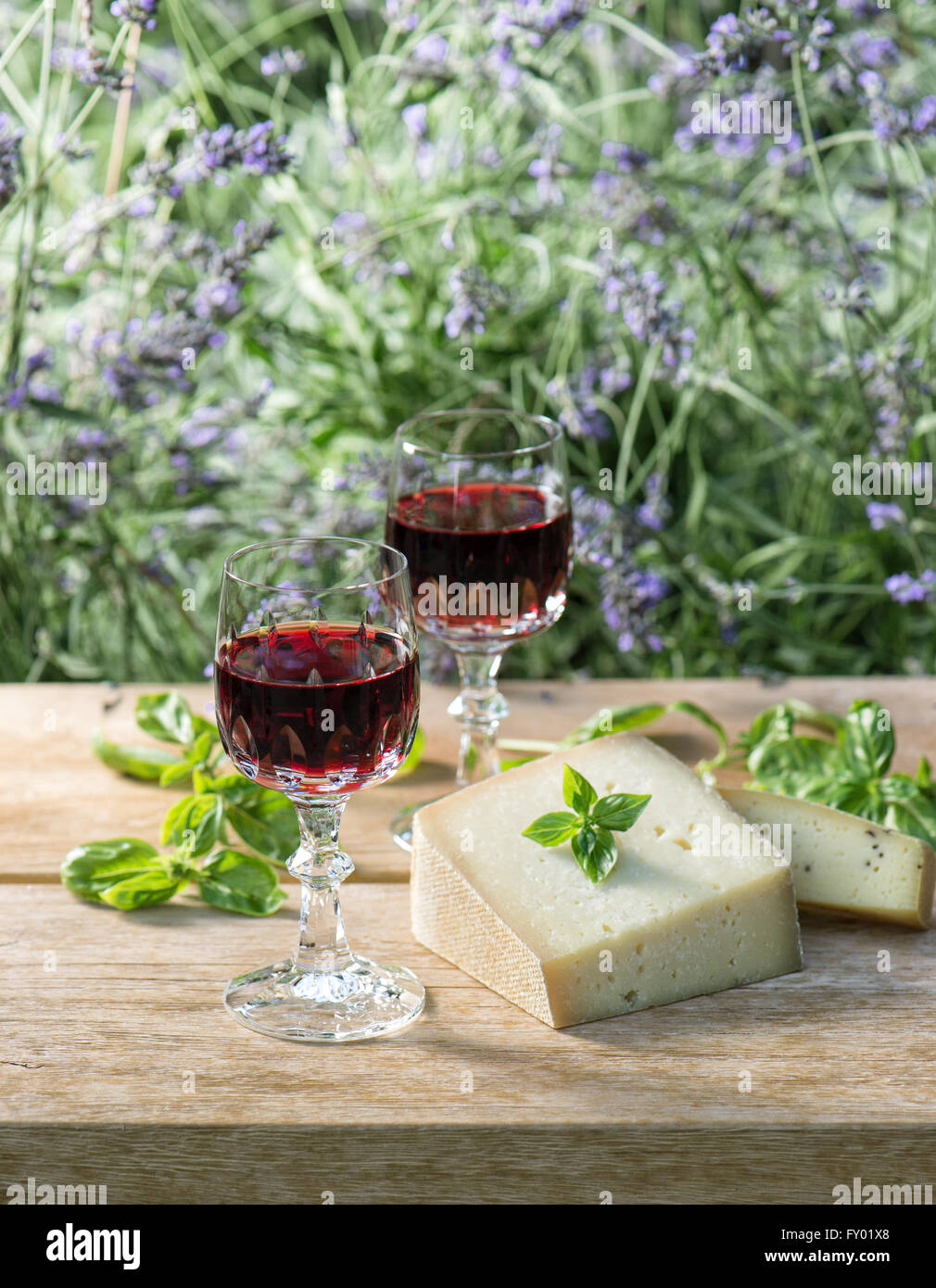 Käse mit Rotwein auf Holztisch im Freien. Essen Stilleben Stockfoto