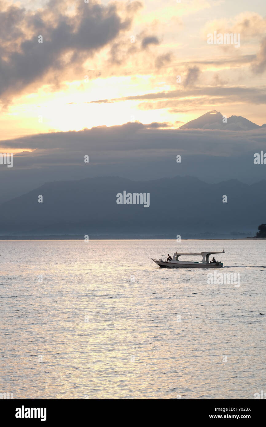 Indonesische Fischer im Boot am frühen Morgen. Lombok Vulkan Rinjani im Hintergrund Stockfoto
