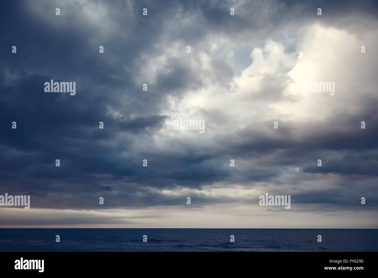 Dramatische dunkel bewölkter Himmel über Meer, natürliche Fotohintergrund Stockfoto