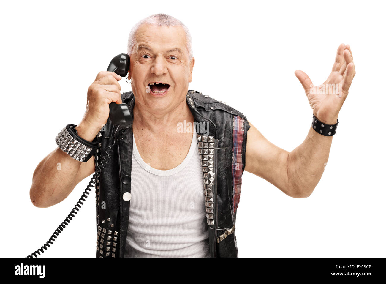 Reifer Mann in einer alten Punk Jacke am Telefon sprechen und Gestikulieren mit den Händen isoliert auf weißem Hintergrund Stockfoto