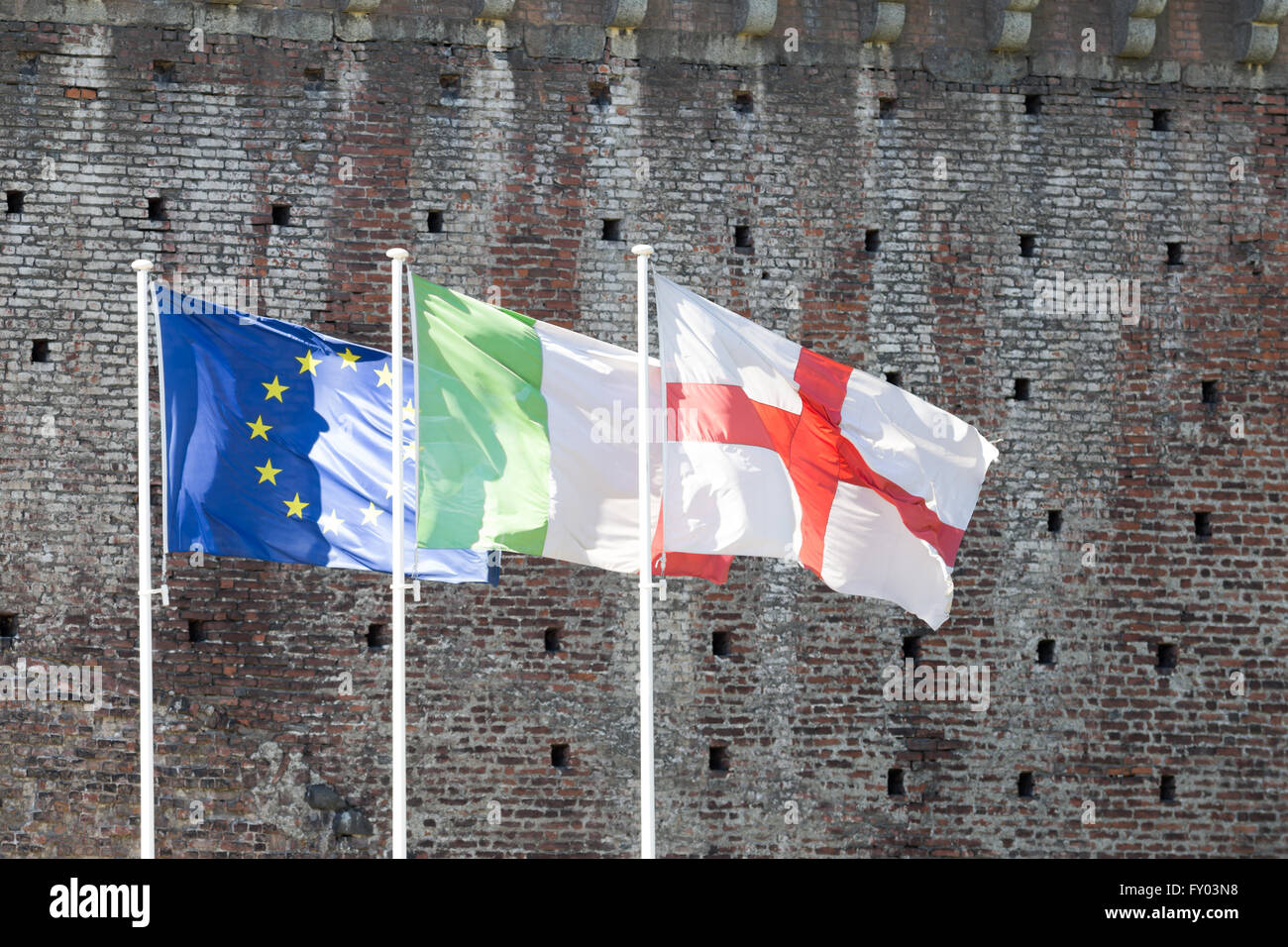 Italienischen und europäischen Flaggen, Foto in Mailand, Italien Stockfoto