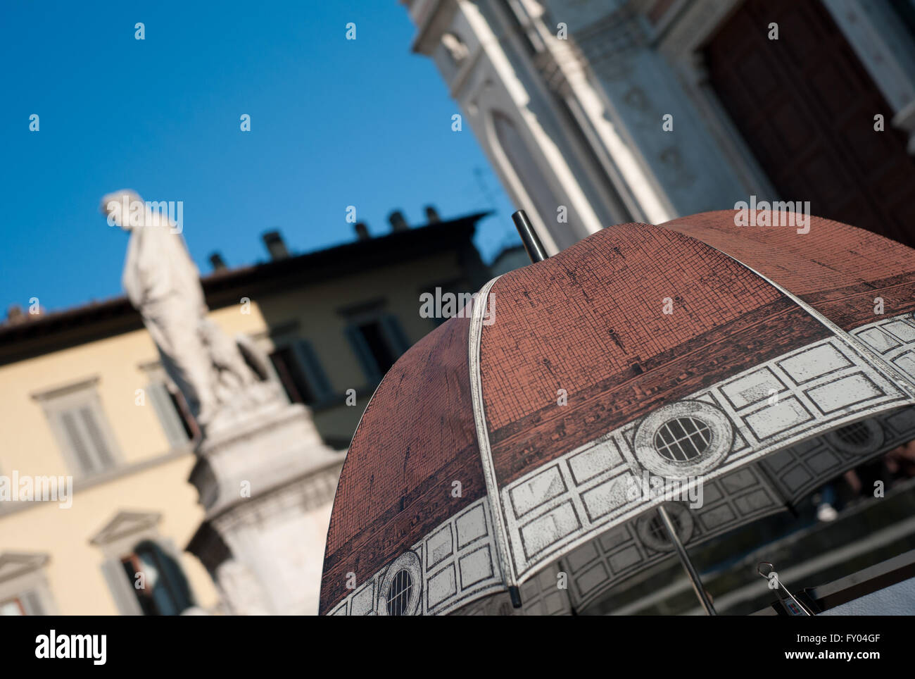 Im freien Blick auf die berühmte Statue von Dante Alighieri in Piazza Santa Croce, Florenz gestellt. Italien. Stockfoto