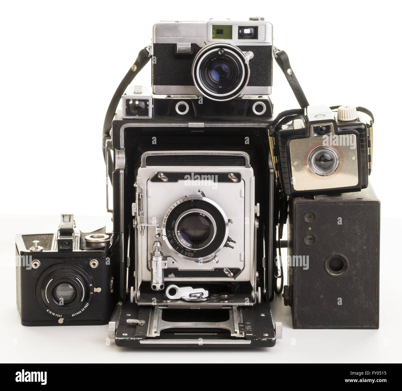 Eine Vielzahl von alten Vintage Film-Kameras aus der Frühzeit der Fotografie wie Box-Kameras, Presse-Kameras und Filmkameras. Stockfoto