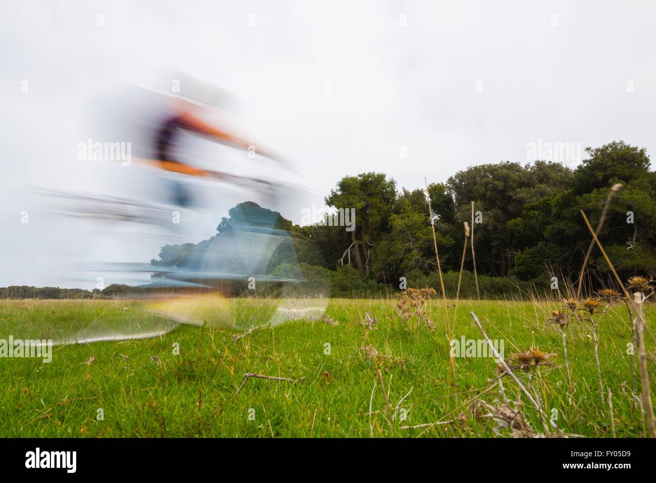 Biker vorbei durch Langzeitbelichtung Longexposure szenische Stockfoto