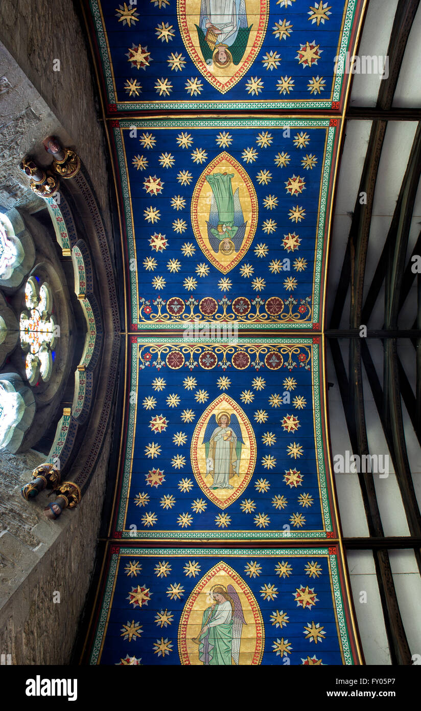 Dekorative gemalte Engel Chor Decke in St. Marys Kirche, Kempsford, Gloucestershire. England Stockfoto