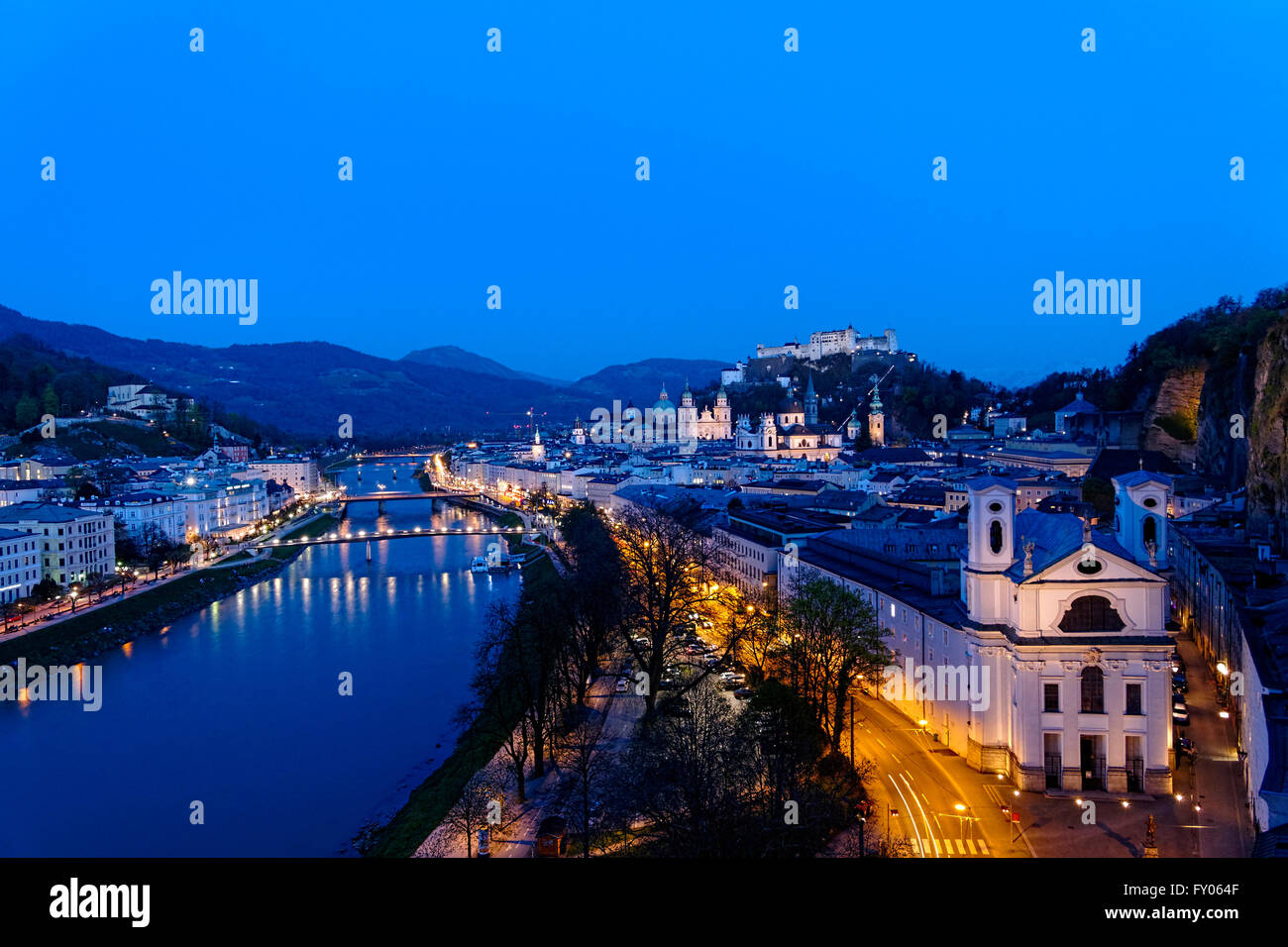 Die Salzach Fluss und Salzburg vom Monchsberg gesehen am Abend Licht, Salzburg, Österreich, Europa. Stockfoto