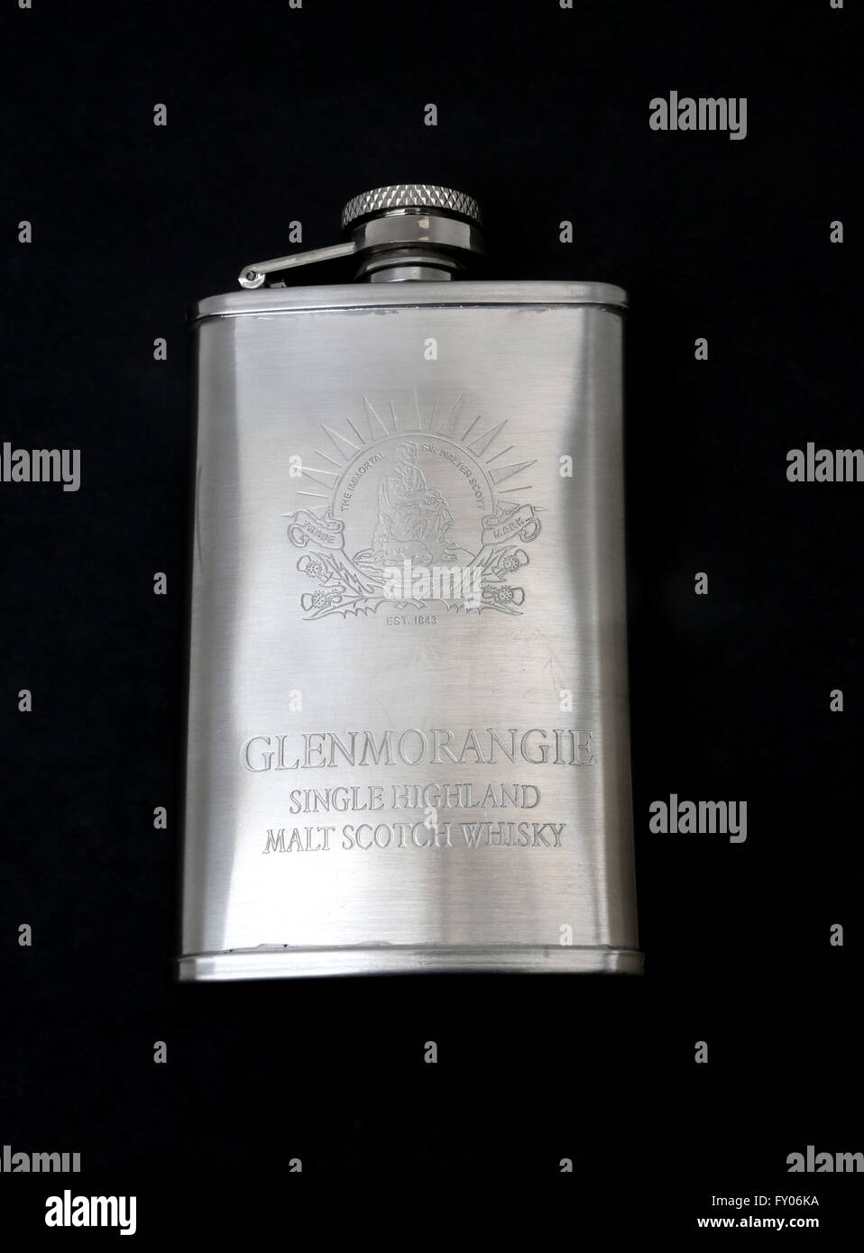 Rostfreier Stahl Glenmorangie Single Highland Malt Scotch Whisky Flachmann mit Gravur von Sir Walter Scott Stockfoto