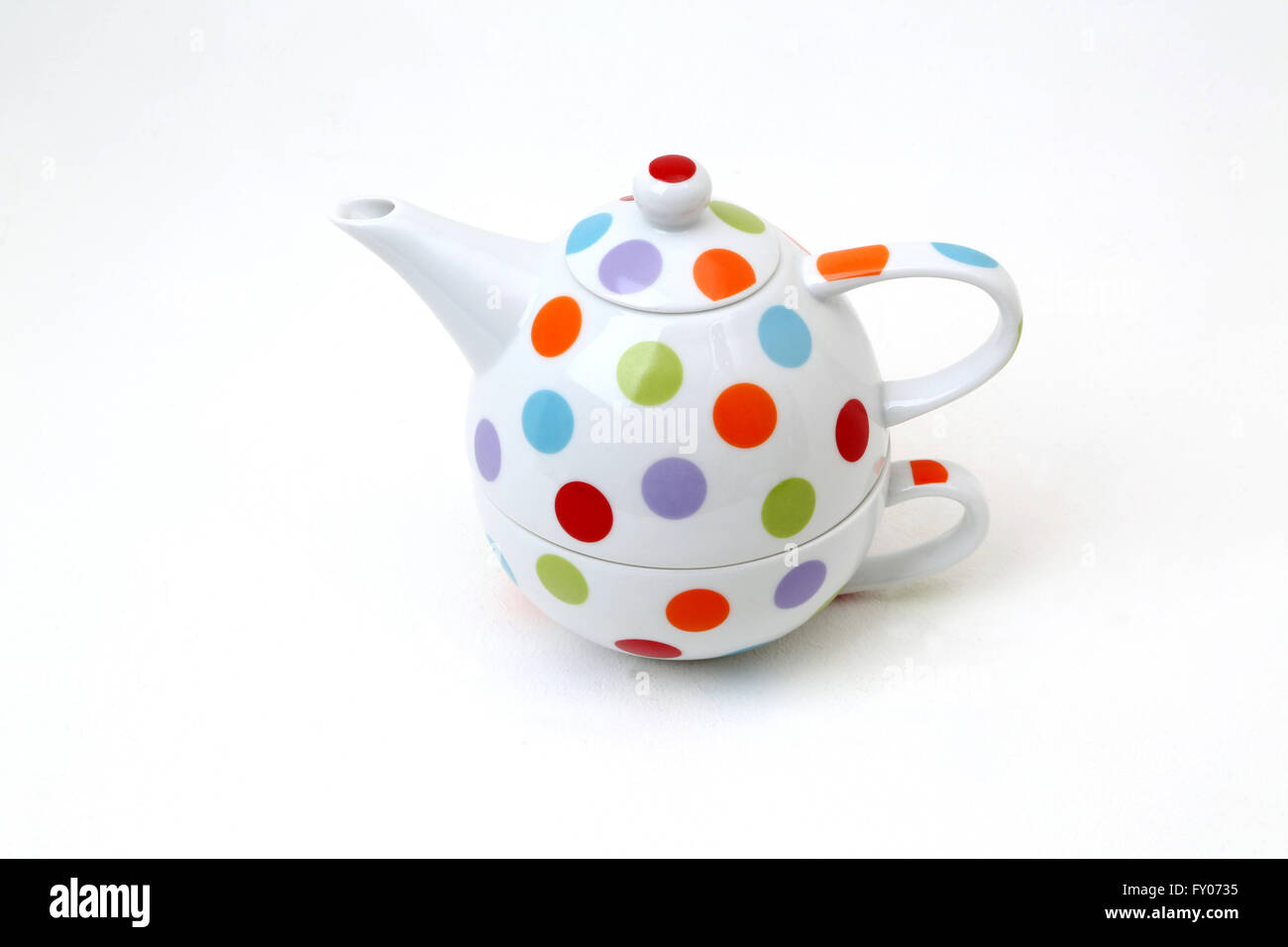 Taifun feines Porzellan Teekanne und Tasse mit Polka-Dot-Design  Stockfotografie - Alamy