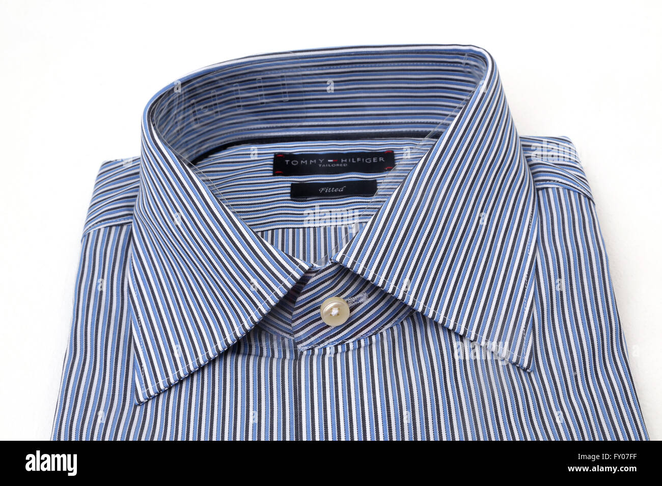 Tommy Hilfiger individuell angepasstes blau gestreiftes Hemd Stockfoto