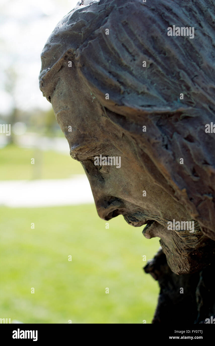 "Young wird" Skulptur von Lawrence Holofcener, Bancroft Gardens, London, UK Stockfoto