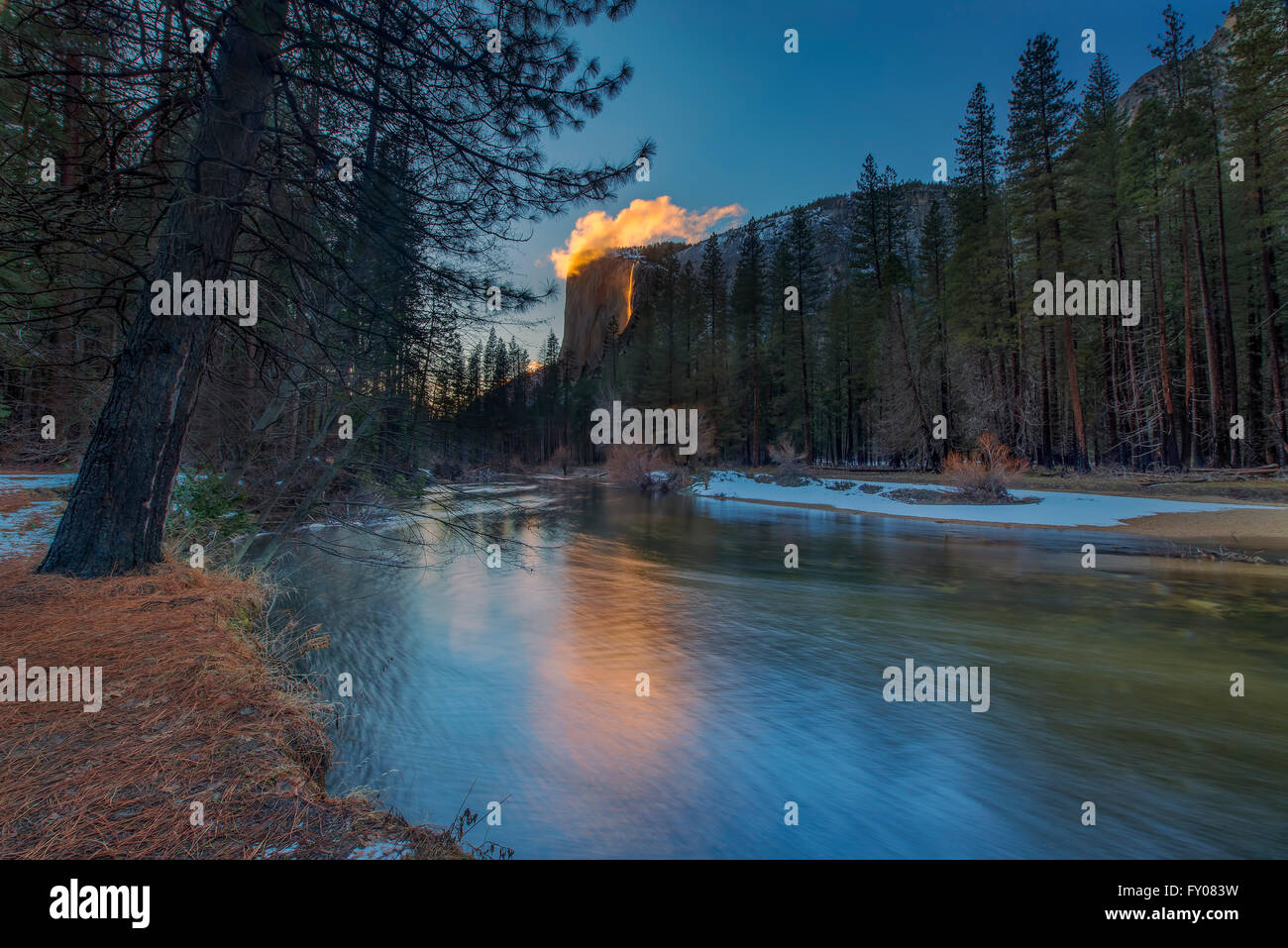 Schachtelhalm Rückgang der Yosemite National Park reflektiert in Merced River Stockfoto