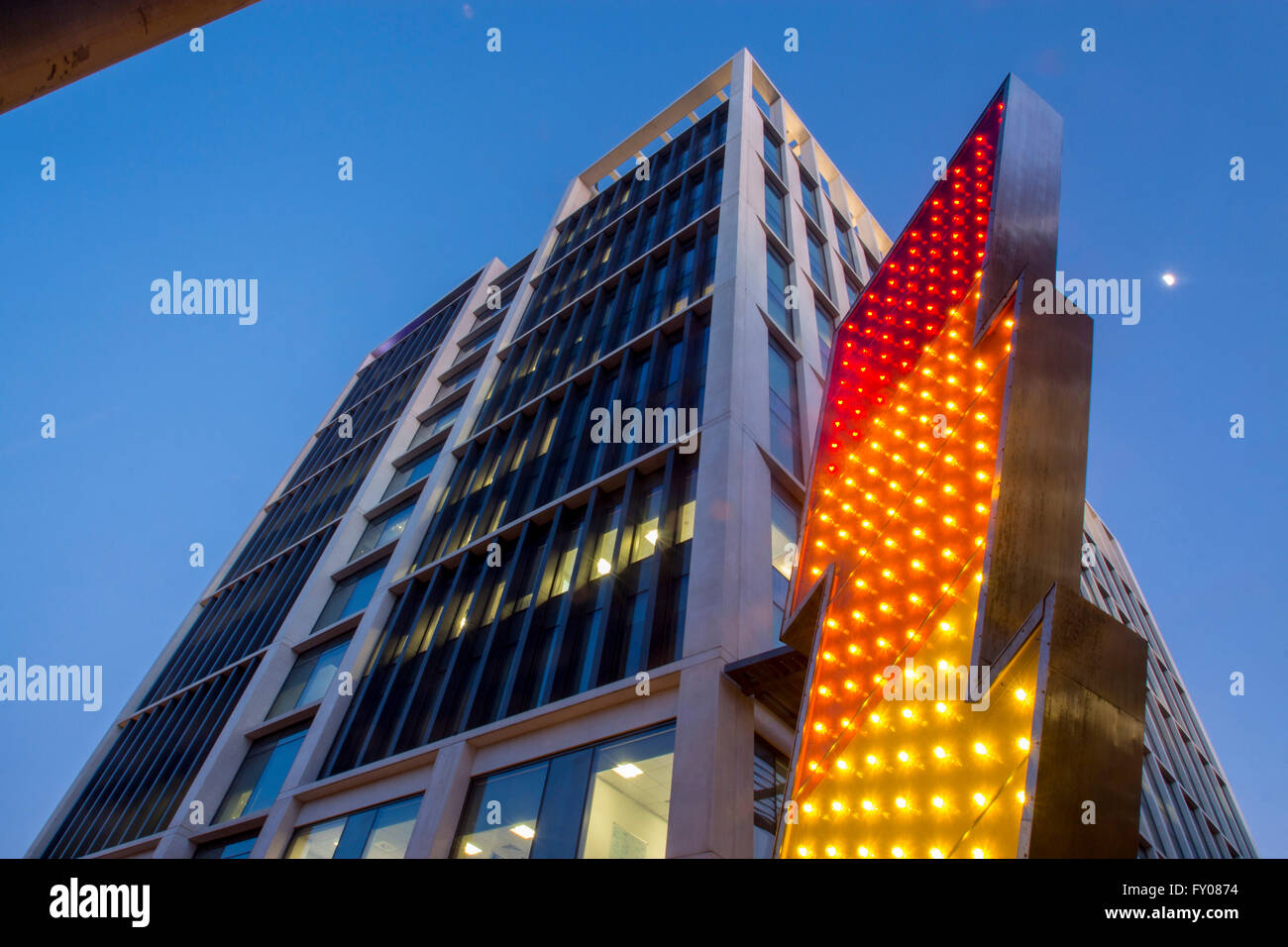 Admiral HQ zentrale Autoversicherung mit senket Lightning Bolt Skulptur von S Mark Gubb Cardiff South Wales UK Stockfoto