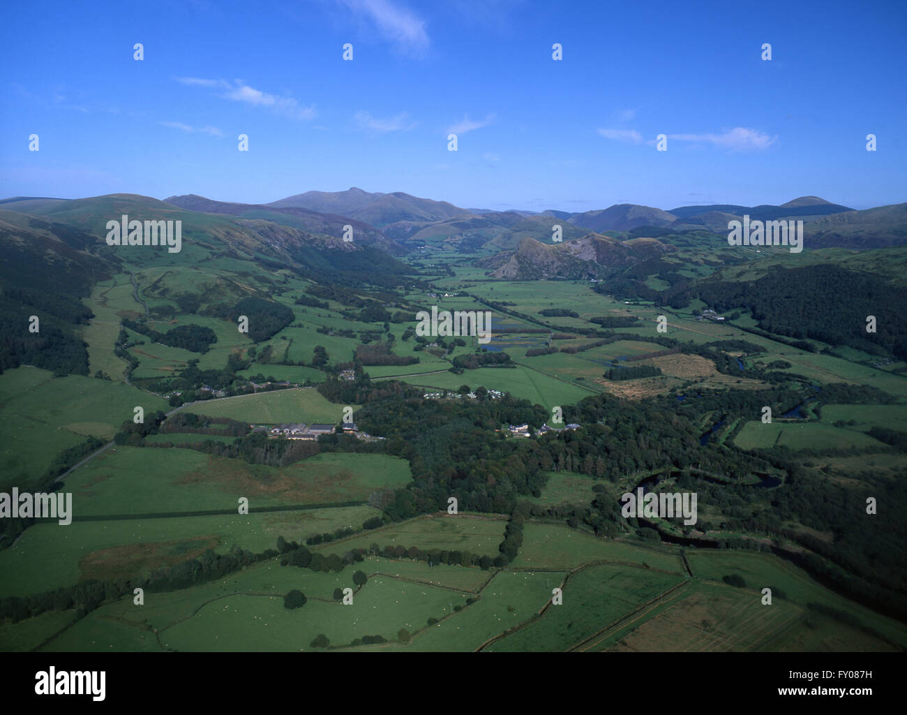Luftaufnahme des Dysynni-Tals Blick landeinwärts Vogelfelsen und Cadair Idris Snowdonia National Park Gwynedd Mid Wales UK Stockfoto