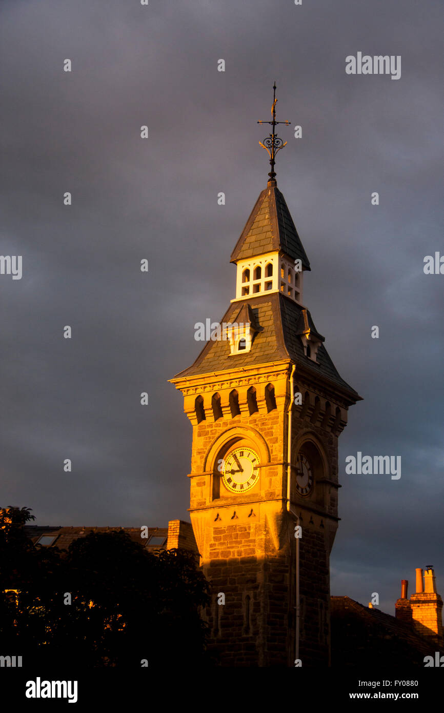 Heu auf Wye Uhrturm bei Sonnenuntergang mit dunklen dramatischen Gewitterhimmel Powys Mid Wales UK Stockfoto
