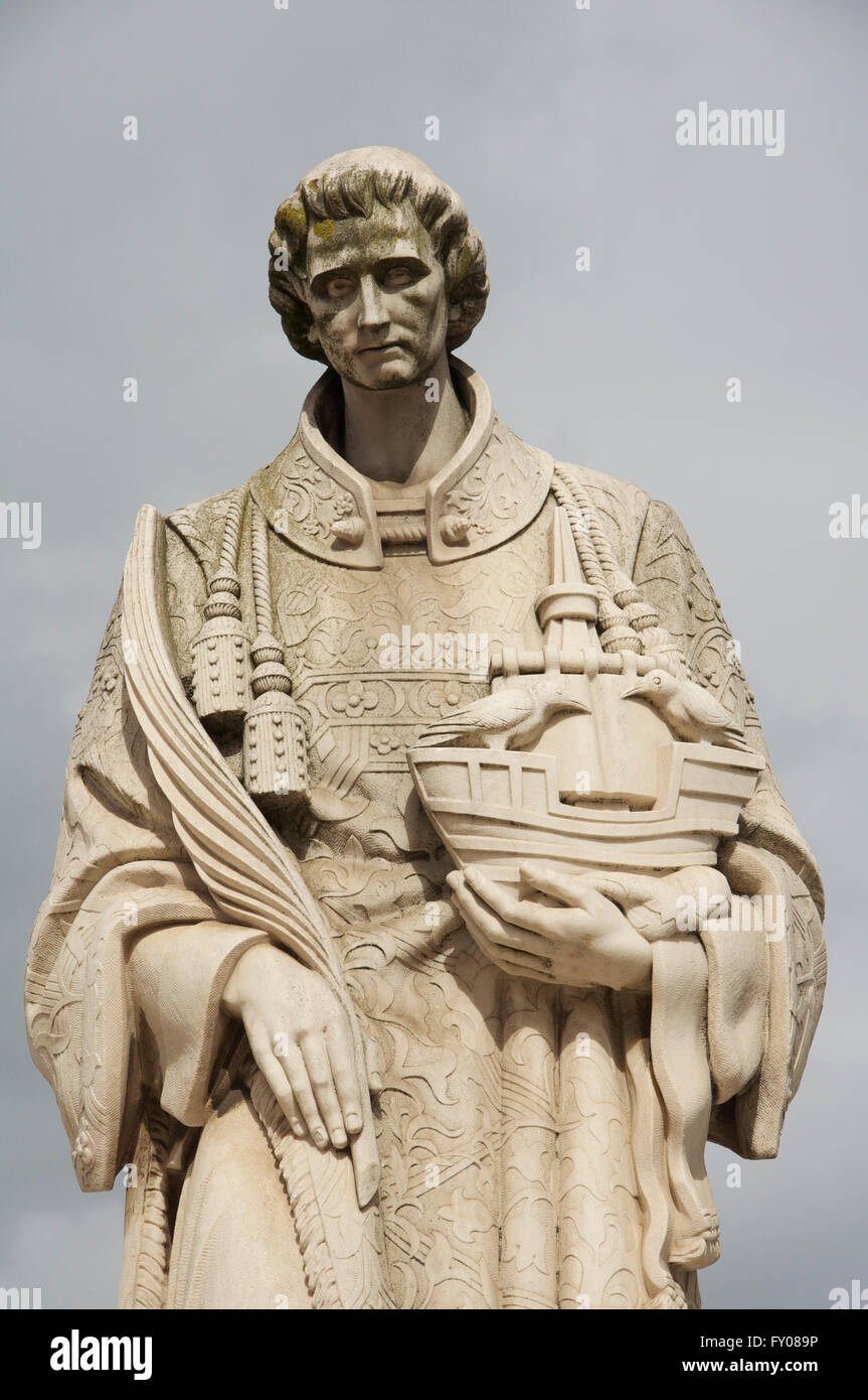 Eine Marmorstatue des Märtyrers São Vicente, Patron Saint von Lissabon. Er hat ein Schiff mit zwei Raben, Wahrzeichen der Stadt. Portugal. Stockfoto