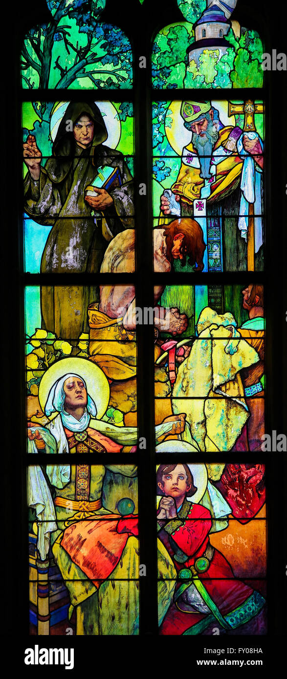 Prag, Tschechien - 2. April 2016: Glasmalerei-Fenster Darstellung der tschechischen Schutzheiligen St. Wenzel mit seiner Großmutter Stockfoto