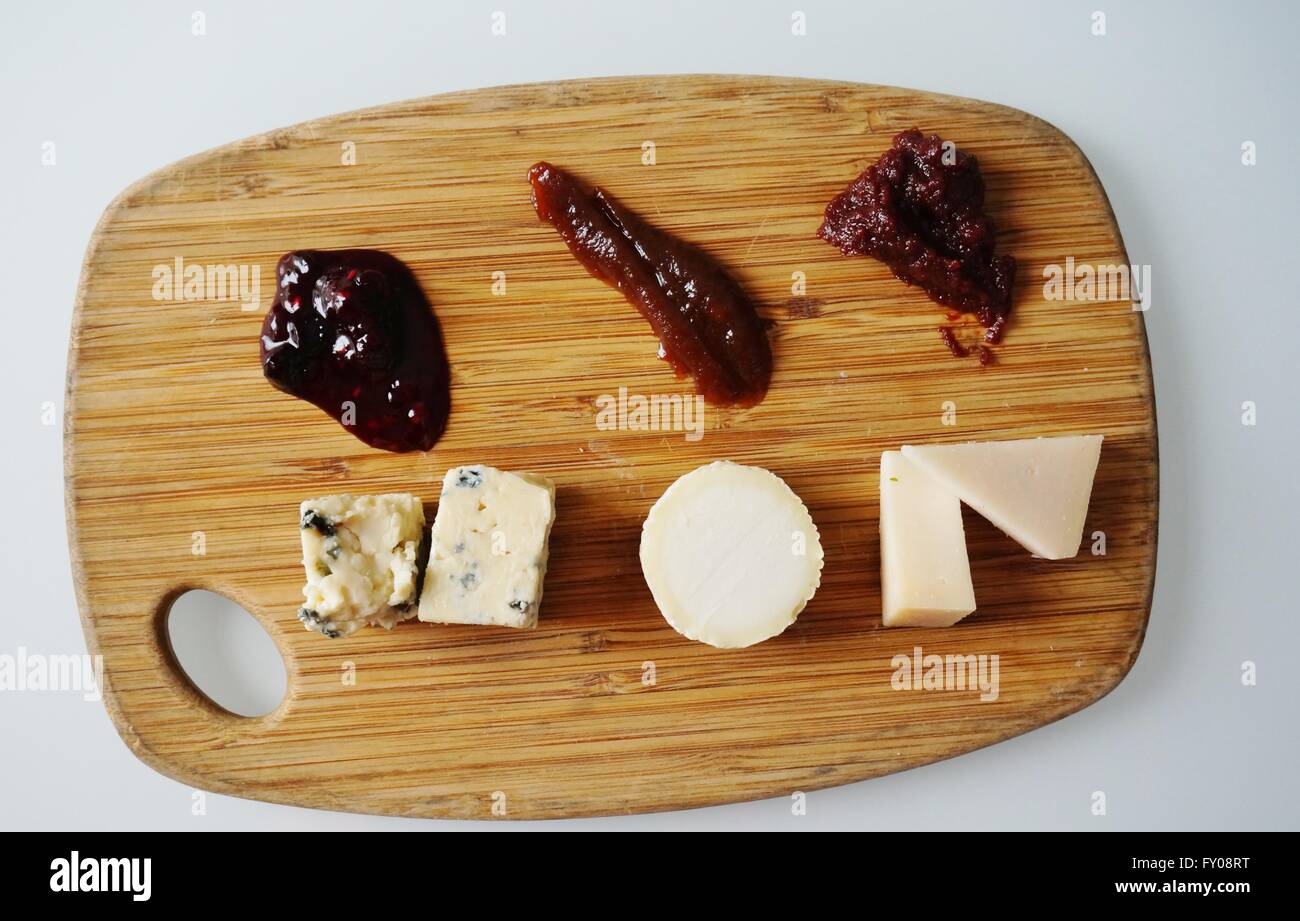 Gourmet-Käse-Platte auf einem Holzbrett Stockfoto