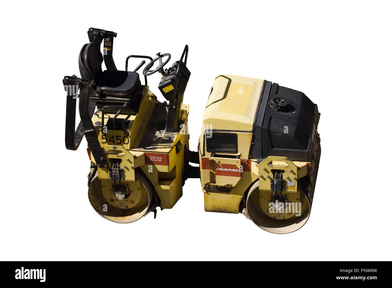 Schneiden Sie aus. DYNAPAC CC122 12 Serie Diesel angetrieben Vibrations glatt Double Drum Fahrt auf der Walze isoliert auf weißem Hintergrund Stockfoto