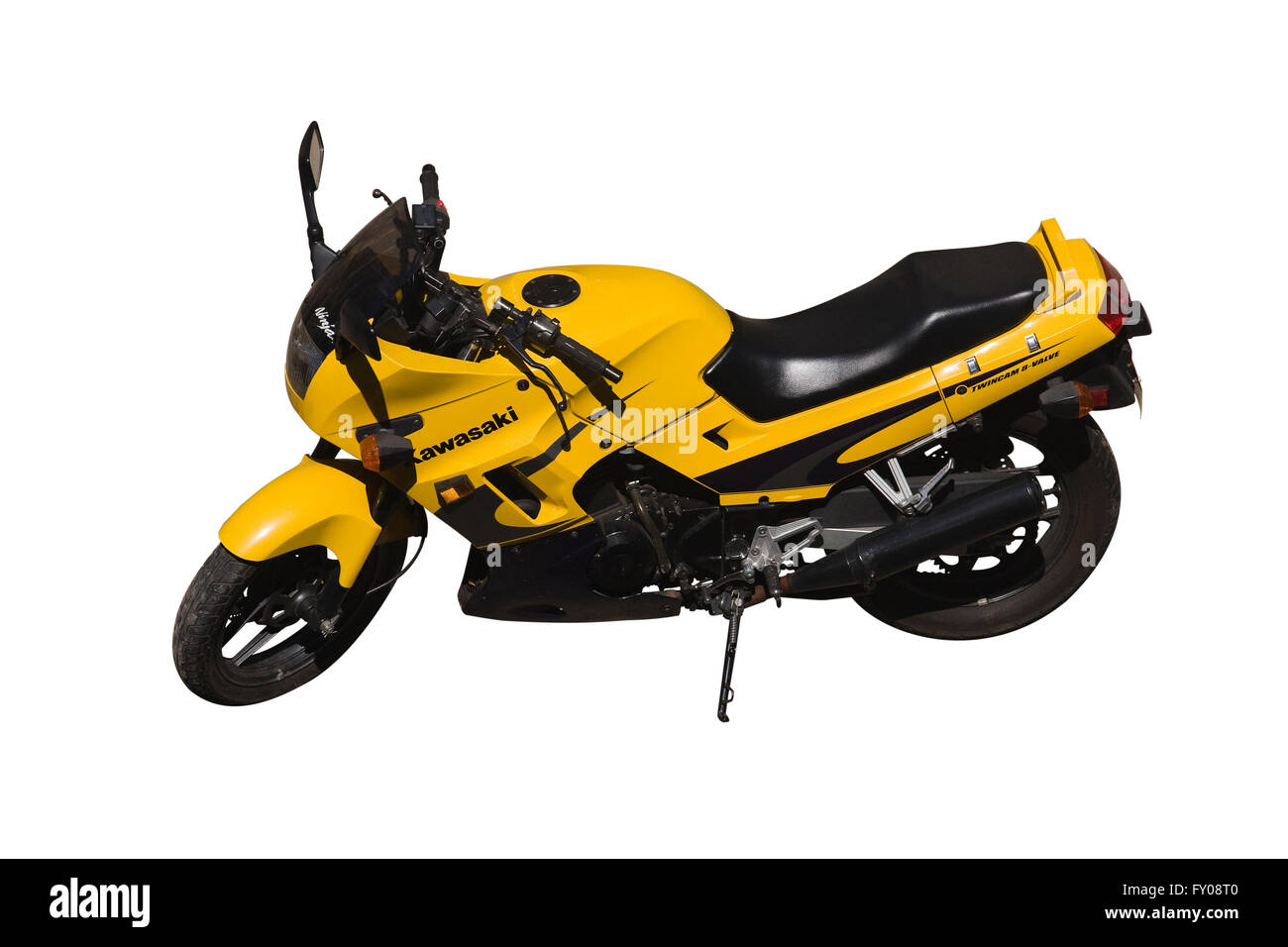 Schneiden Sie aus. Gelbe Kawasaki Ninja ZZ-R-250 Twin Cam 8 Ventil Motorrad geparkt ohne Fahrer isoliert auf weißem Hintergrund. Stockfoto