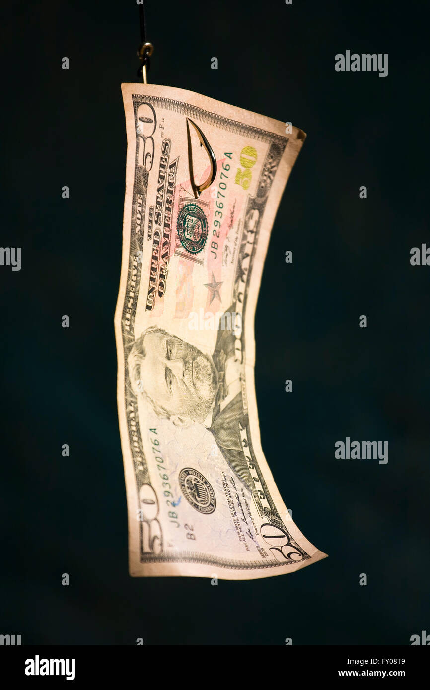 Eine fünfzig Dollarschein hängend von einem Angelhaken mit dunkelblauen Hintergrund Stockfoto