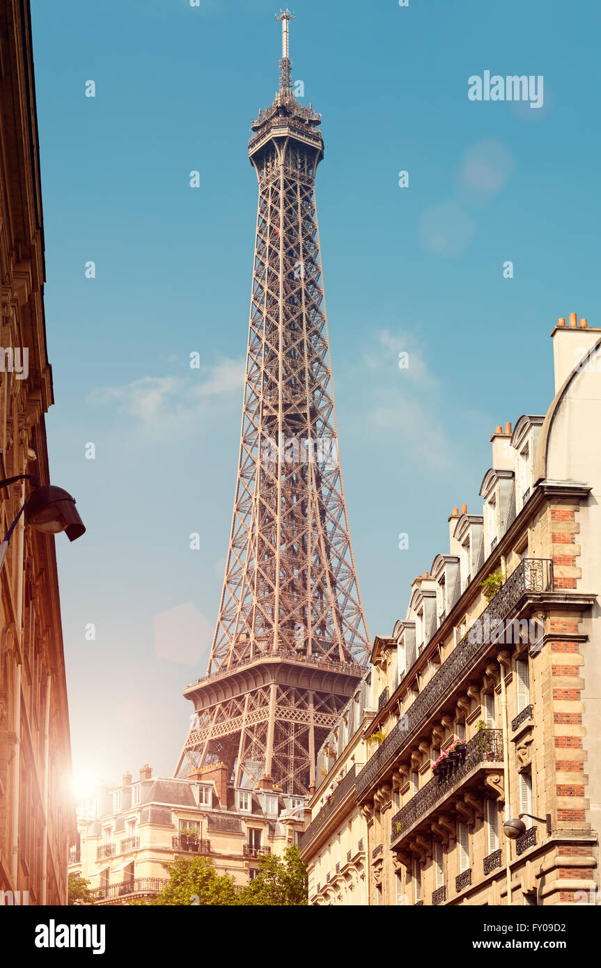 Eiffel-Turm betrachtet von einem nahe gelegenen Viertel. Stockfoto