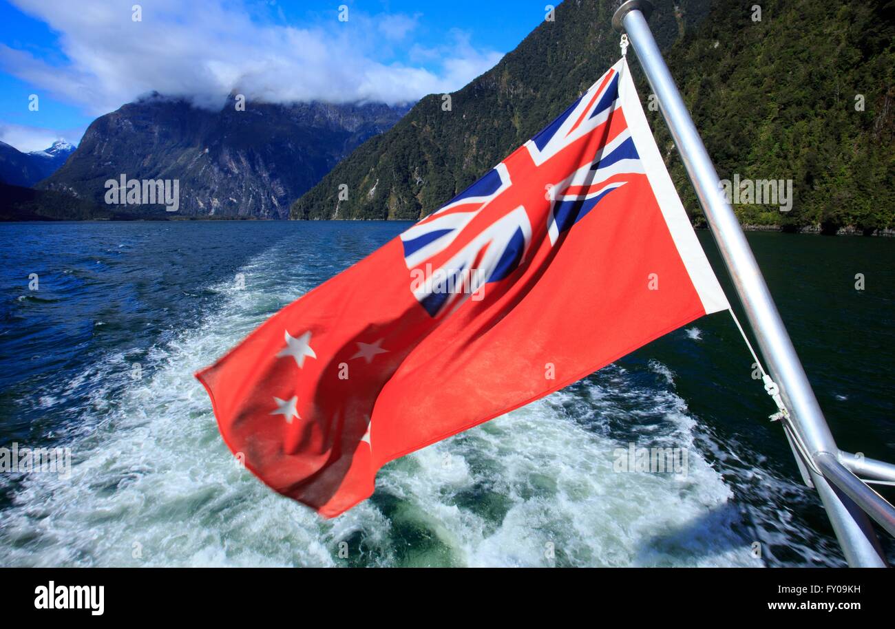 Die New Zealand Maritime Flagge fliegt das Heck von einem Kreuzfahrt-Schiff am Milford Sound auf der Südinsel Neuseelands. Stockfoto