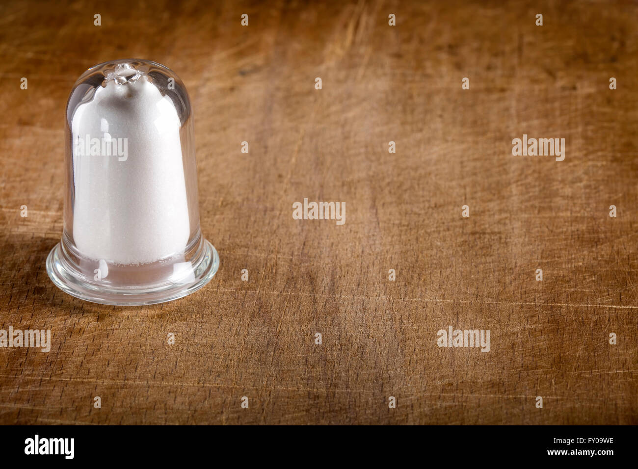 Salzstreuer Glas auf Holz Hintergrund mit Textfreiraum Stockfoto