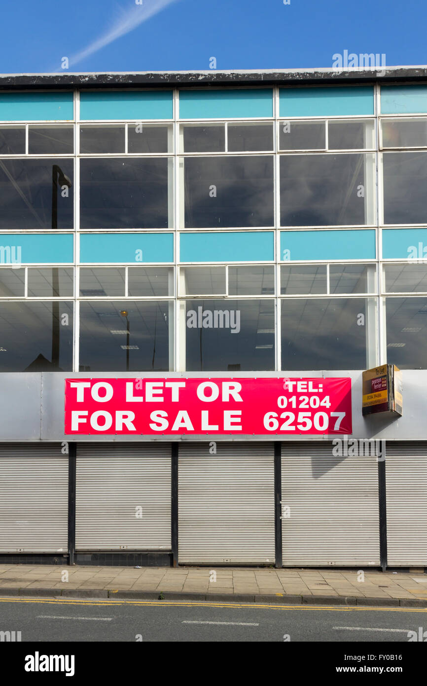 Leeren Büros und Einzelhandel Einheiten zu lassen oder für den Verkauf auf Bradshagate, Bolton. Typischen Büro-Architektur der Mitte des 20. Jahrhunderts. Stockfoto